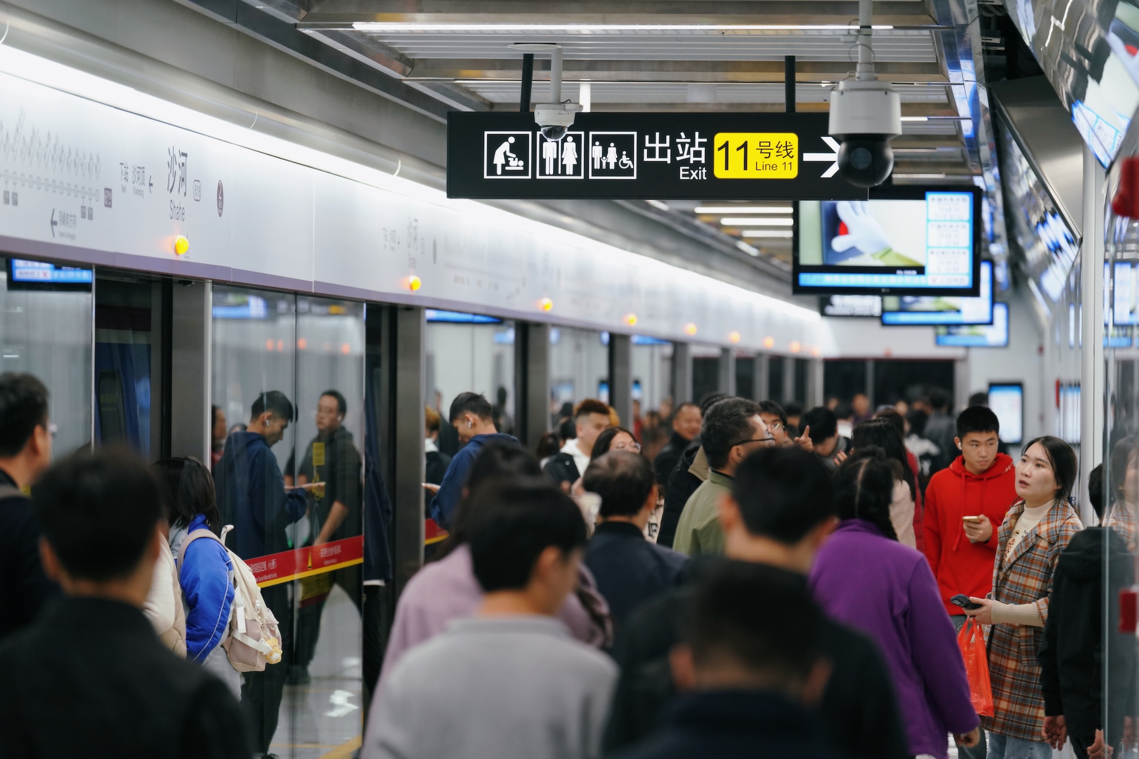 十一号线迎来首次大客流。袁彦昌_摄.jpg