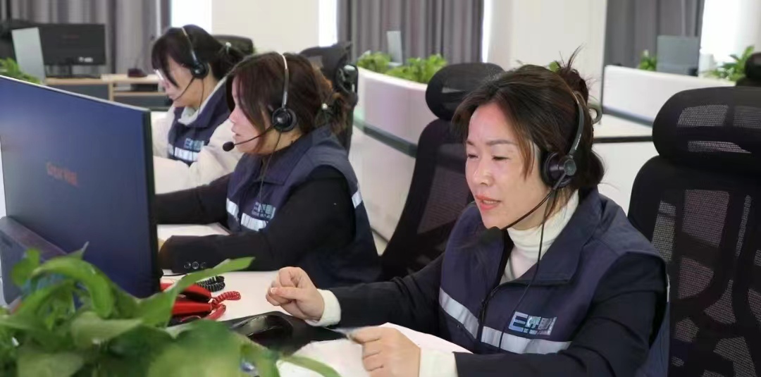 图1:万年县“E呼即办”联合指挥中心工作人员接听群众诉求.jpg