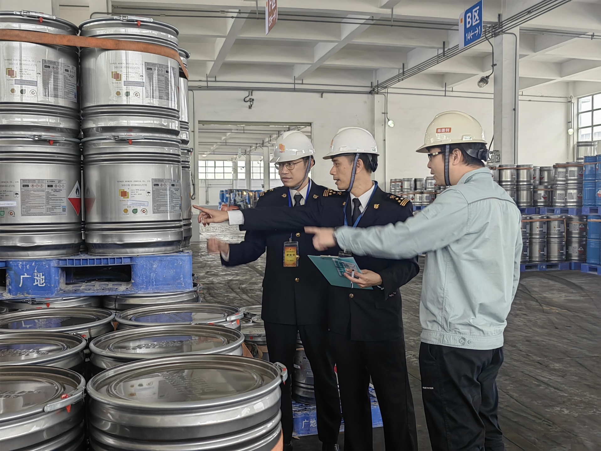 2：湛江海關所屬茂名海關對AEO企業指導批次檢驗改革工作 周俊攝.jpg