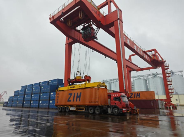 田苗 摄 在淮滨中心港区堆场进行集装箱装箱作业.png