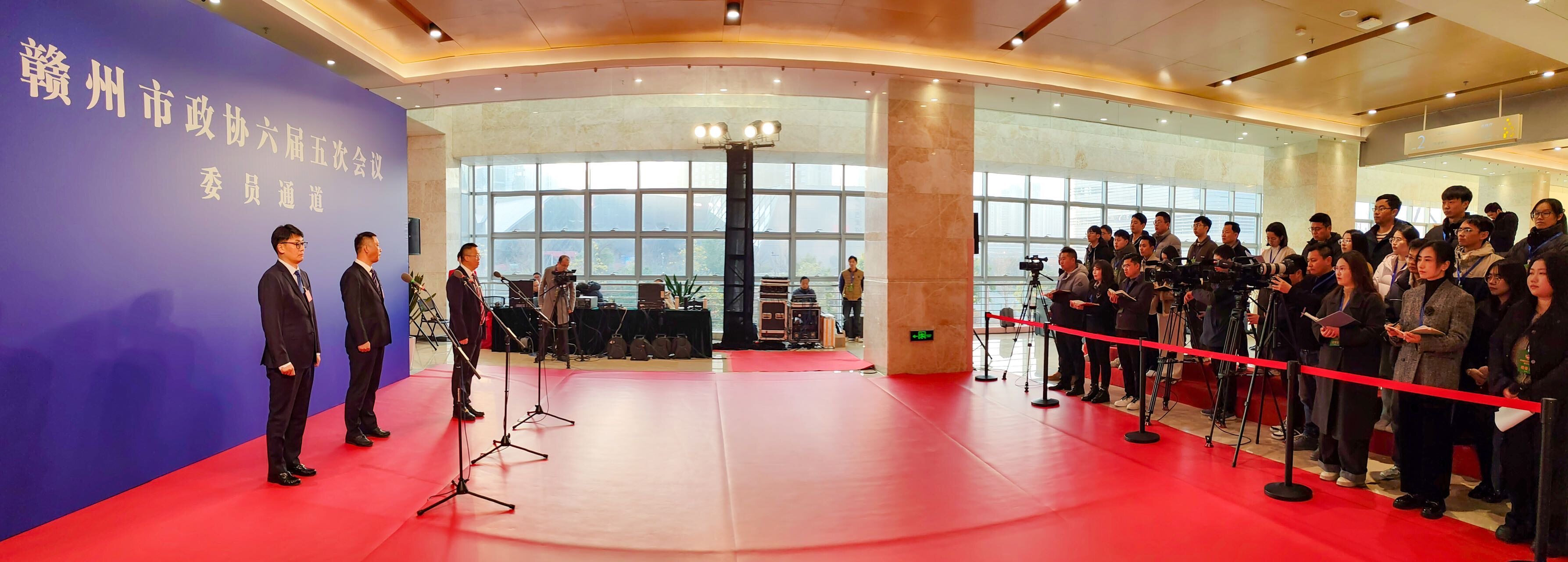 配图1：赣州市政协六届五次会议首场“委员通道”集中采访活动.jpg