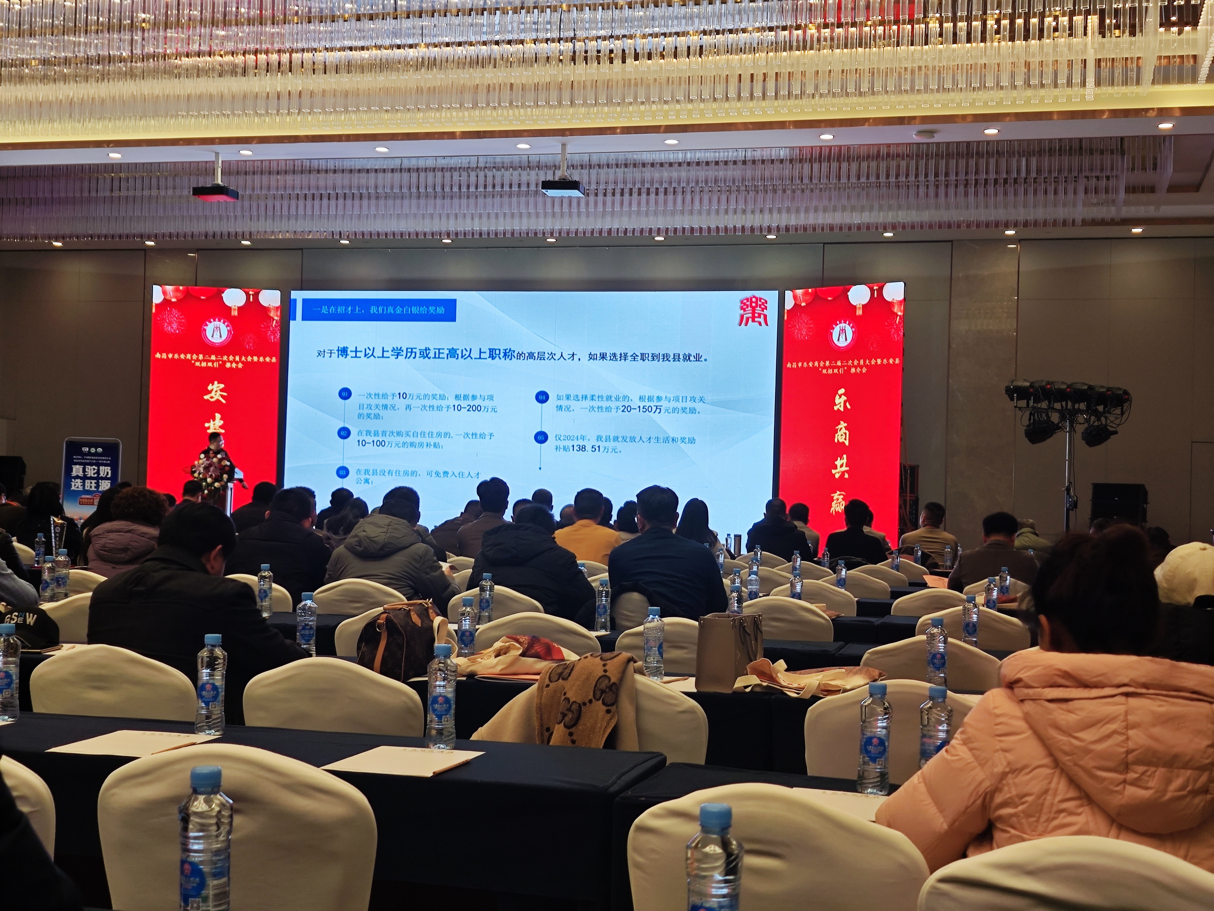 图五 乐安县委组织部领导介绍人才引进政策.jpg