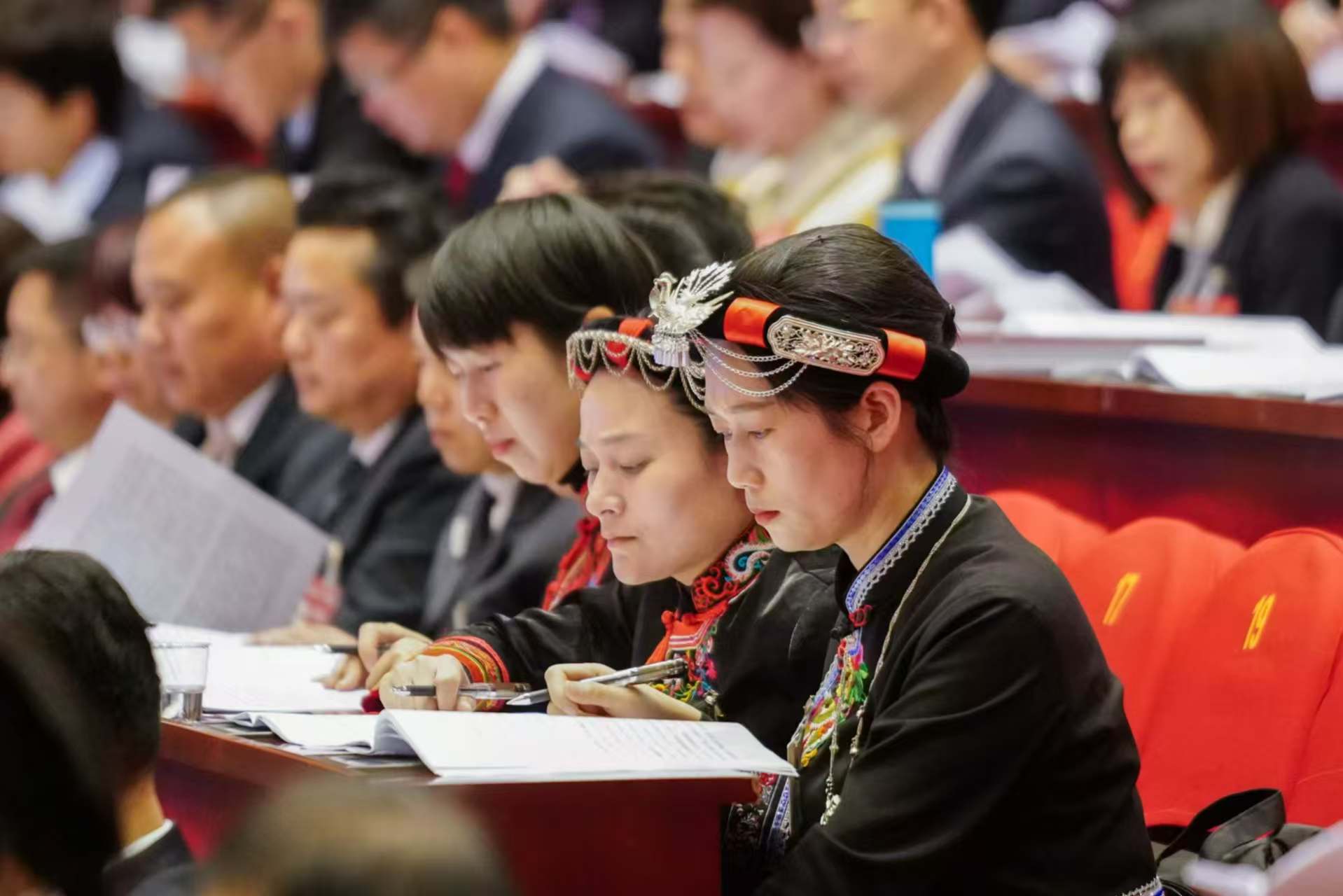 圖二：盛裝出席的少數民族代表認真聽取趙龍省長所作的政府工作報告。.jpg