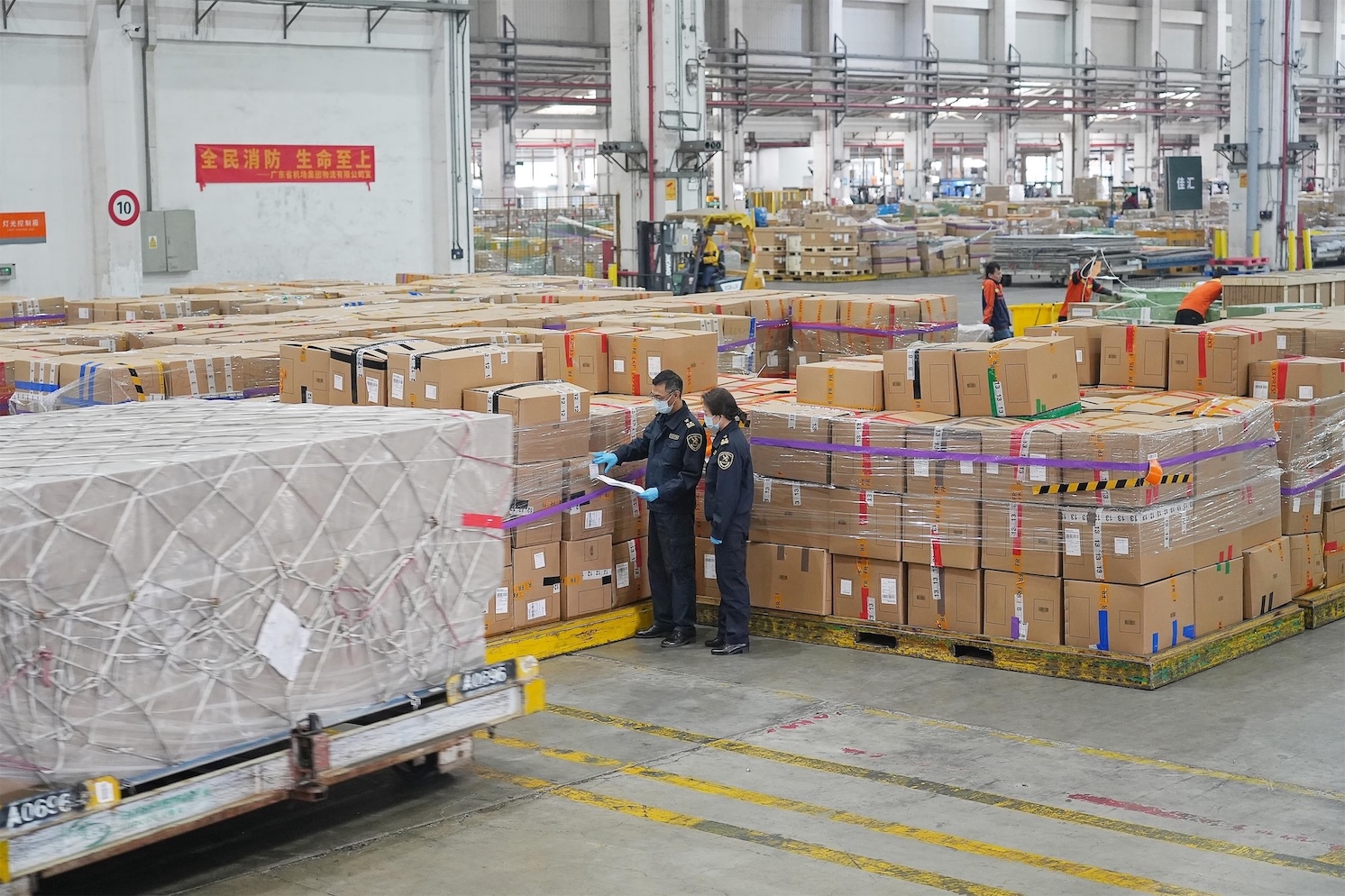 圖為：廣州海關所屬廣州白雲機場海關關員對進出口貨物開展巡倉監管.jpg