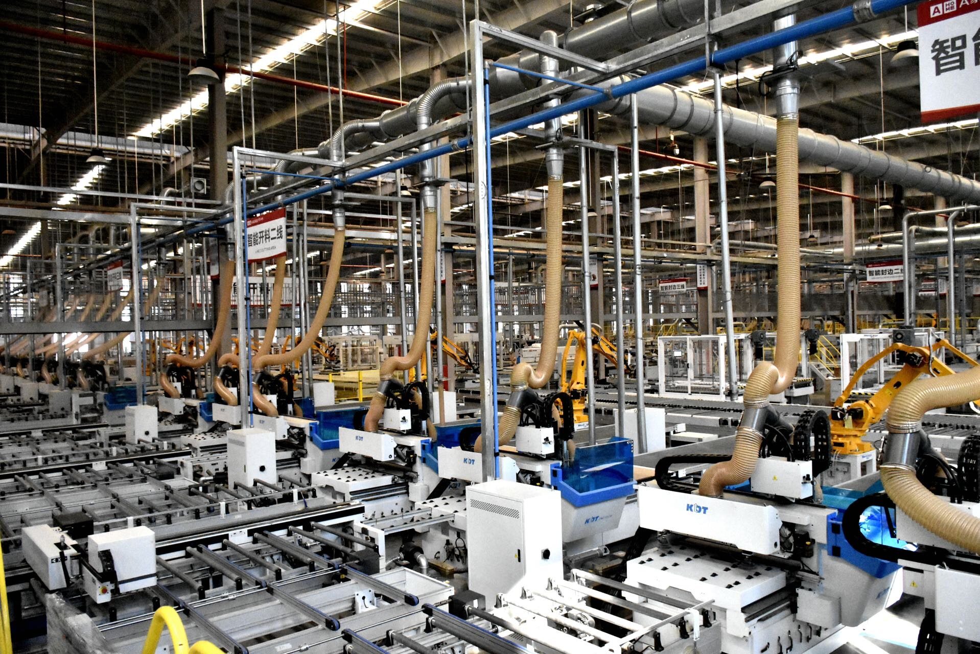 配圖1：自動化設備正在進行開料作業 張欣苑 攝.jpg