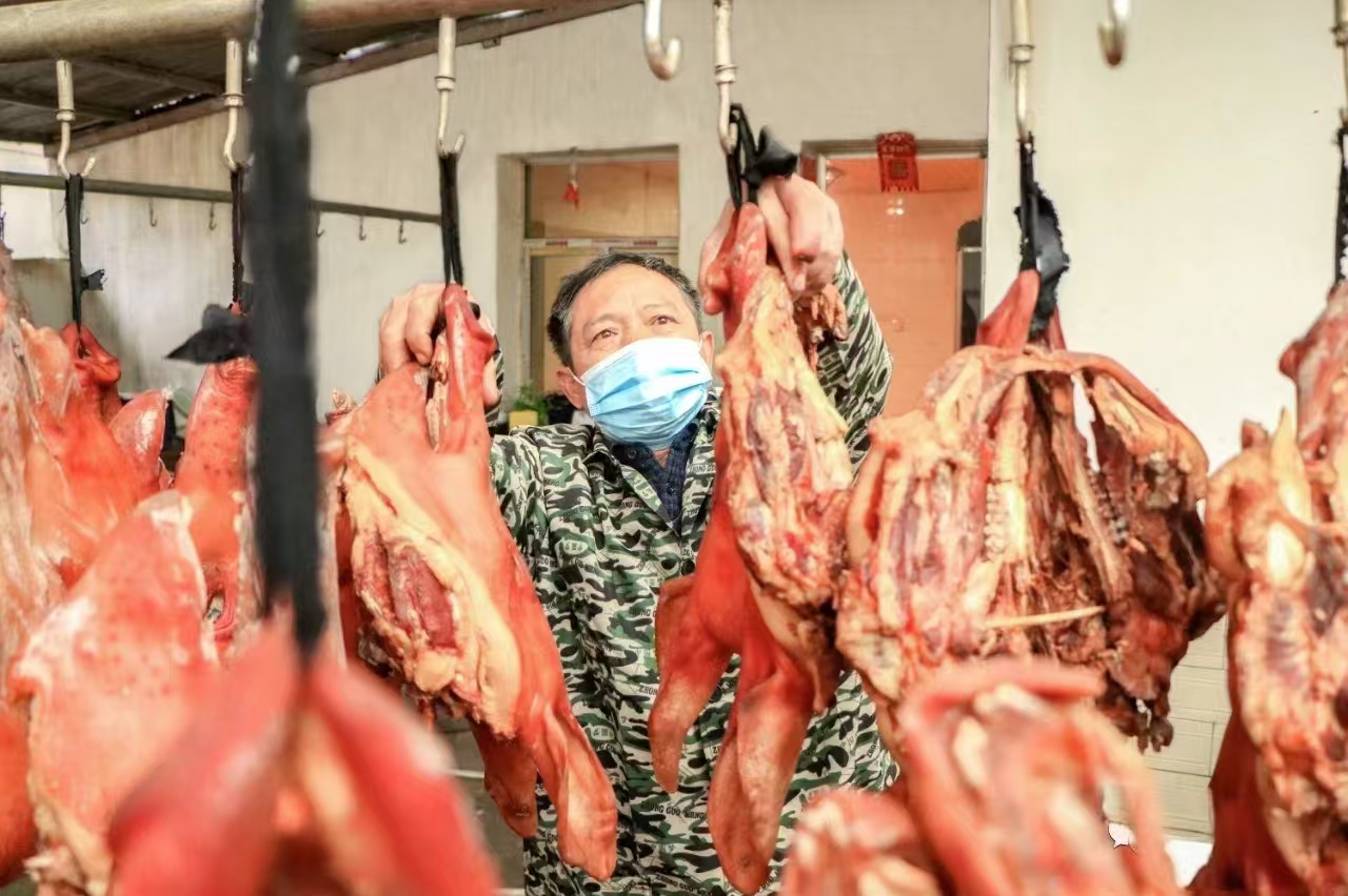 图3：万年县石镇镇的风味美食烟熏猪头肉.jpg