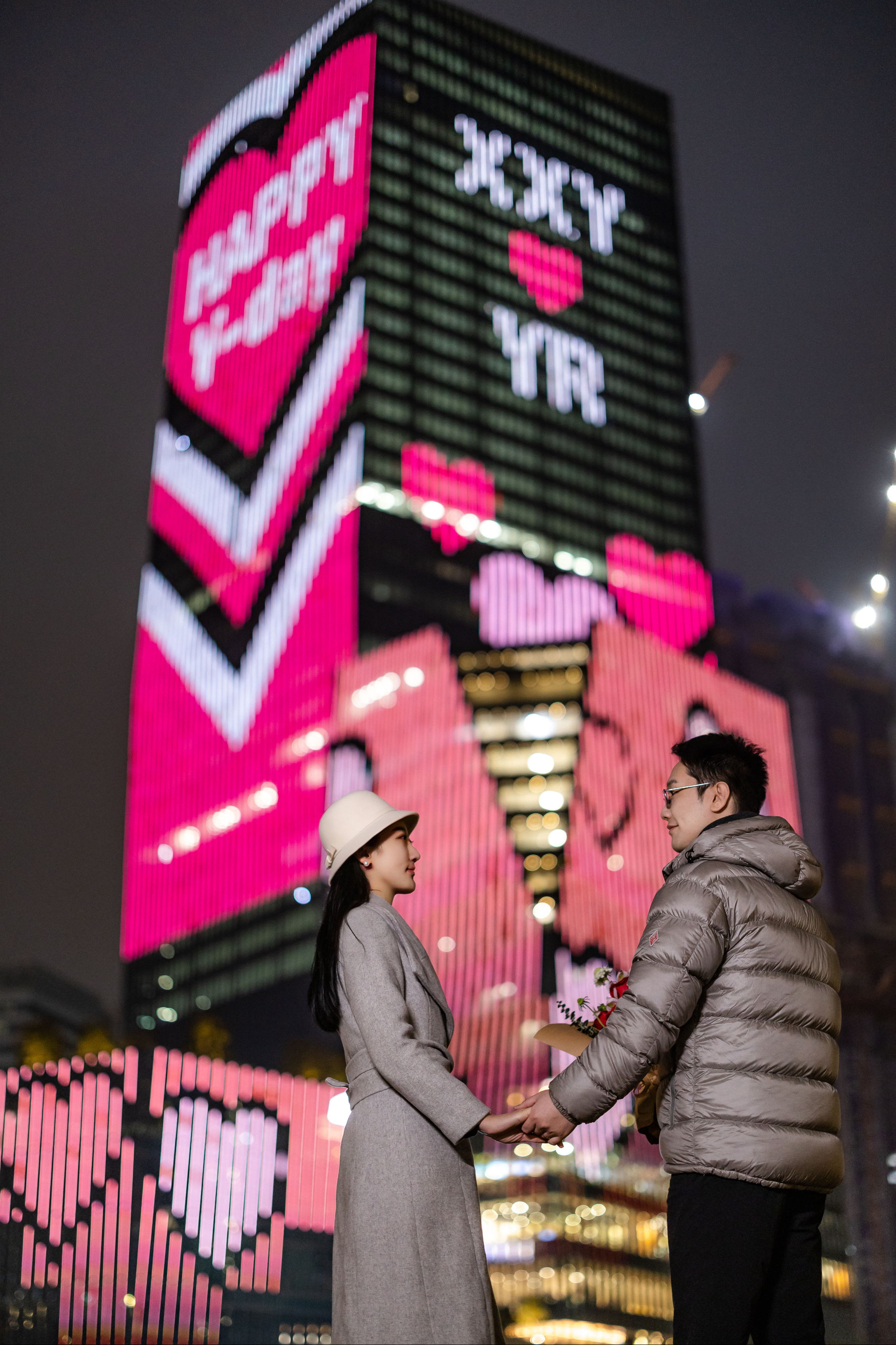 今個2月，AIRSIDE超過40,000平方米、高逾30層商廈外牆LED屏幕將化身示愛牆，更是亞太區其中一道最高像素的屏幕。讓大家在維港及啟德郵輪碼頭的襯托下，向愛人傳遞專屬愛情訊息，由全城一起作甜蜜見證！ (1).JPG