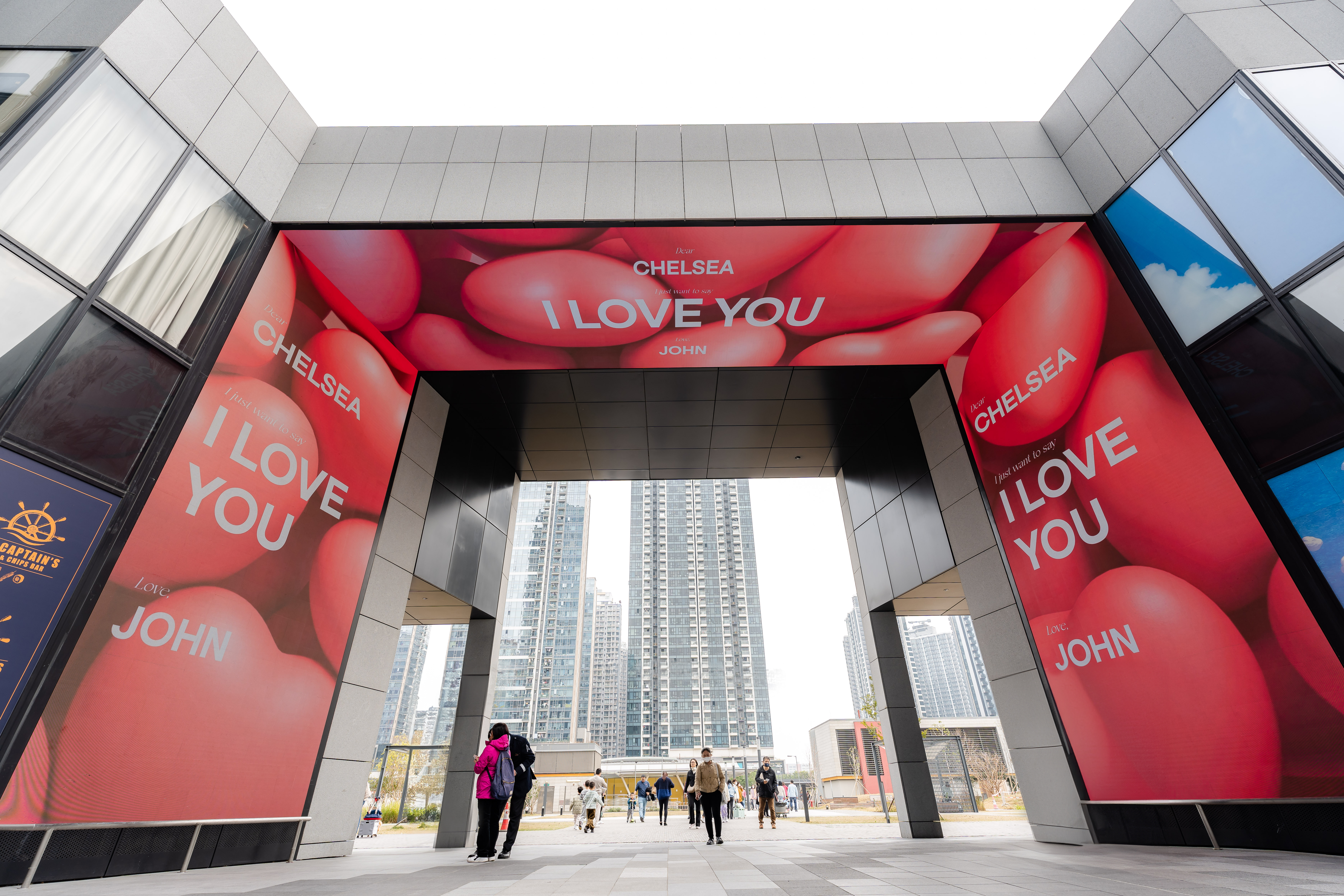 今個2月，AIRSIDE超過40,000平方米、高逾30層商廈外牆LED屏幕將化身示愛牆，更是亞太區其中一道最高像素的屏幕。讓大家在維港及啟德郵輪碼頭的襯托下，向愛人傳遞專屬愛情訊息，由全城一起作甜蜜見證！ (3).jpg