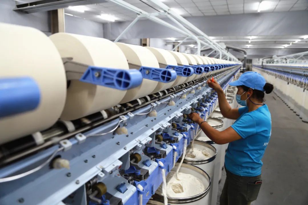 4、新年伊始，新疆精一纺织科技有限责任公司抓紧生产。通讯员 包良廷 摄.jpg