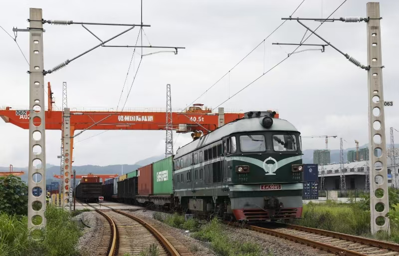 圖1：一趟班列裝載貨物駛出贛州國際陸港。楊曉明 攝.png