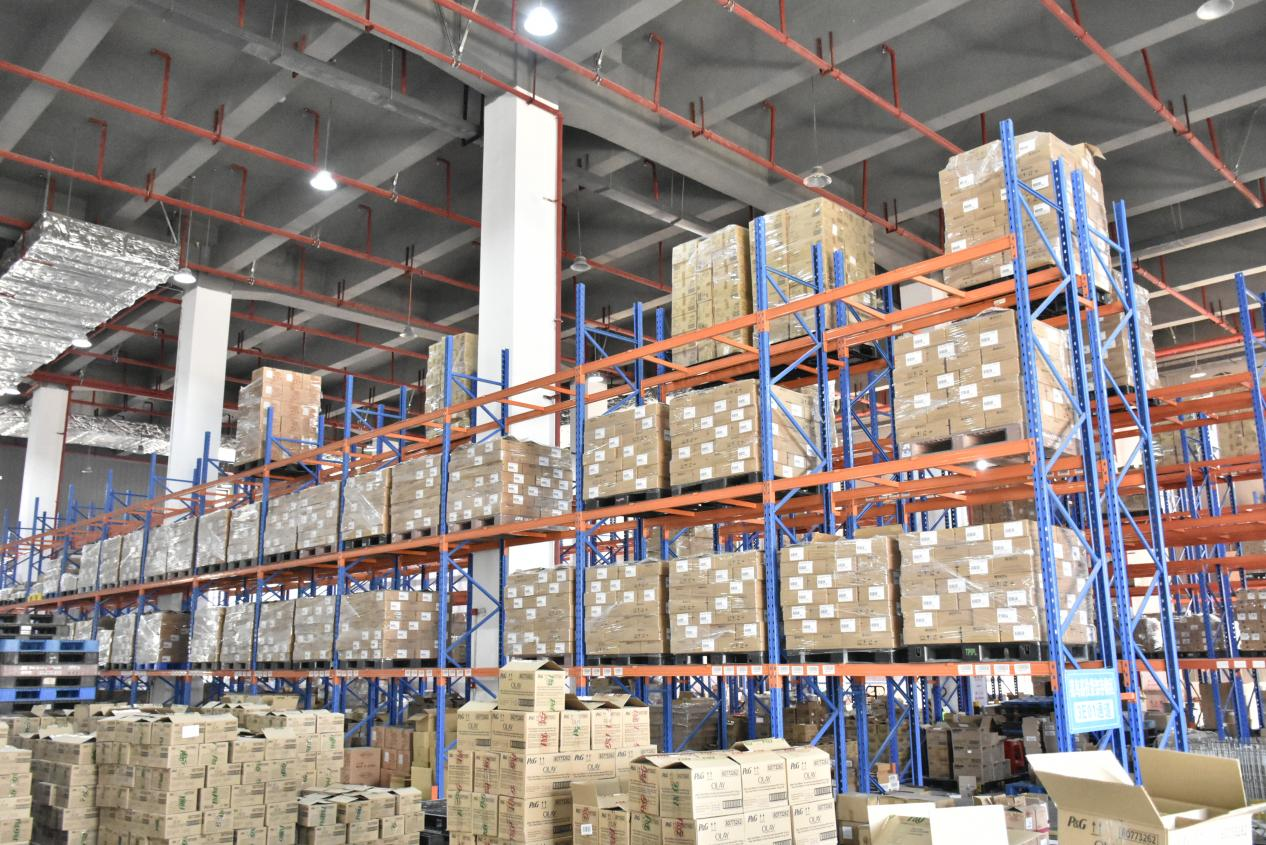 圖2：集拼倉內，貨物堆滿貨架。張欣苑 攝.png