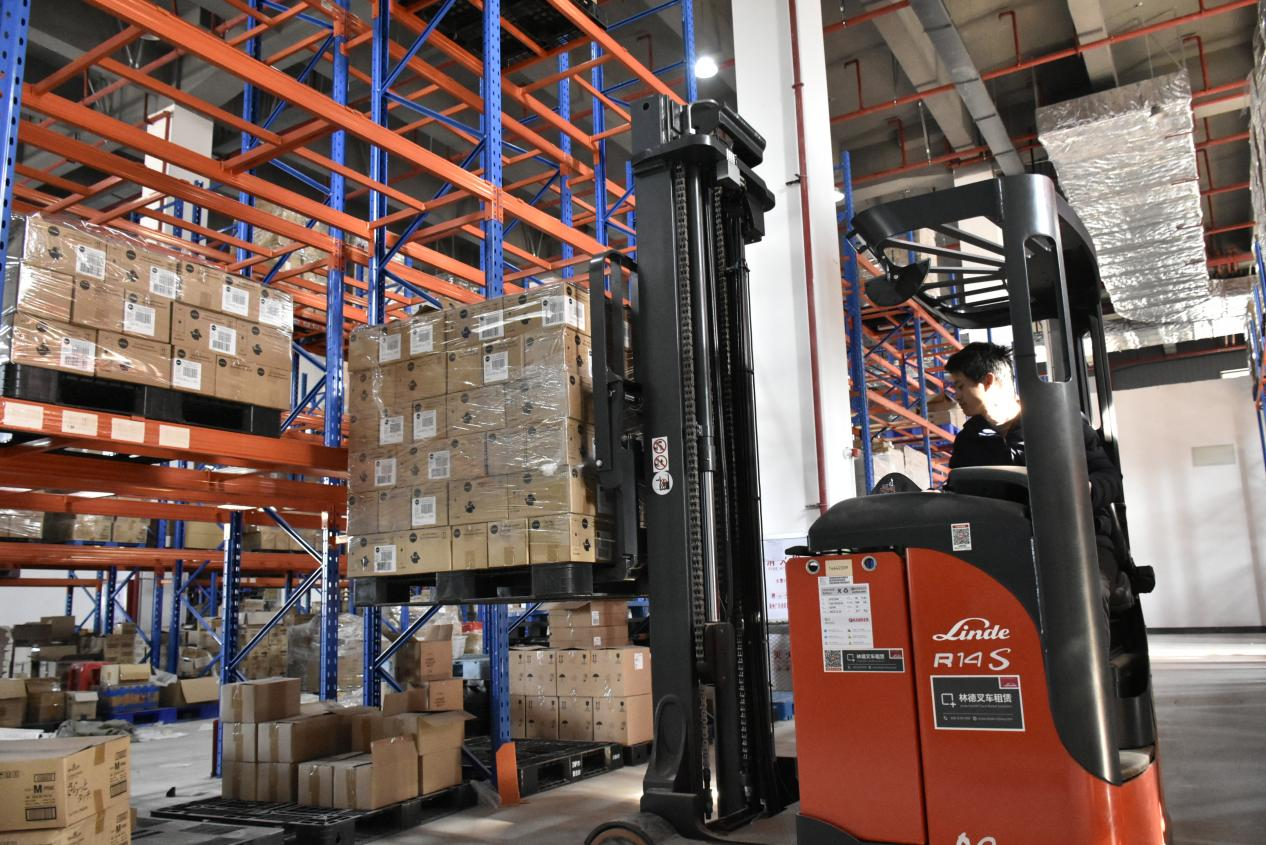 圖3：理貨人員用叉車取貨。張欣苑 攝.png