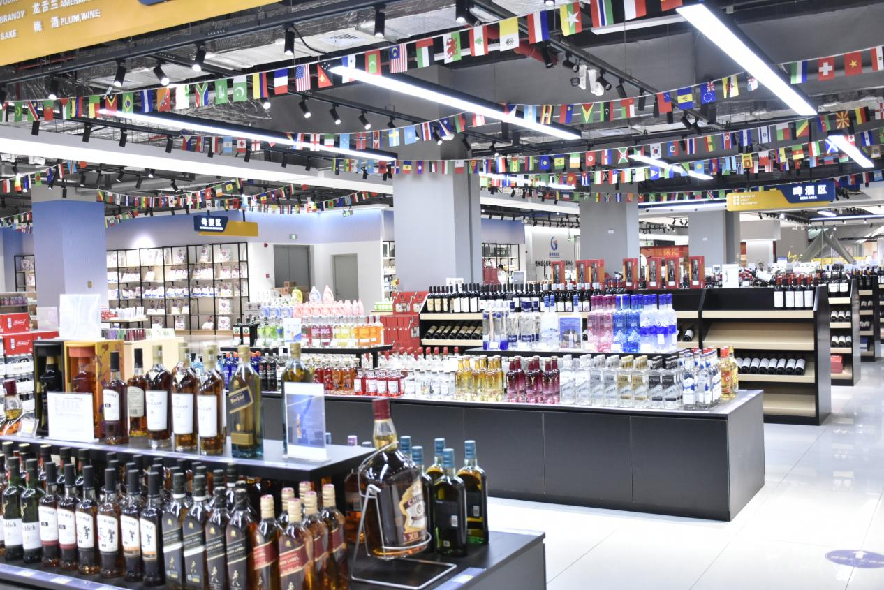 圖1：來自全球各地的商品琳琅滿目。張欣苑 攝.png