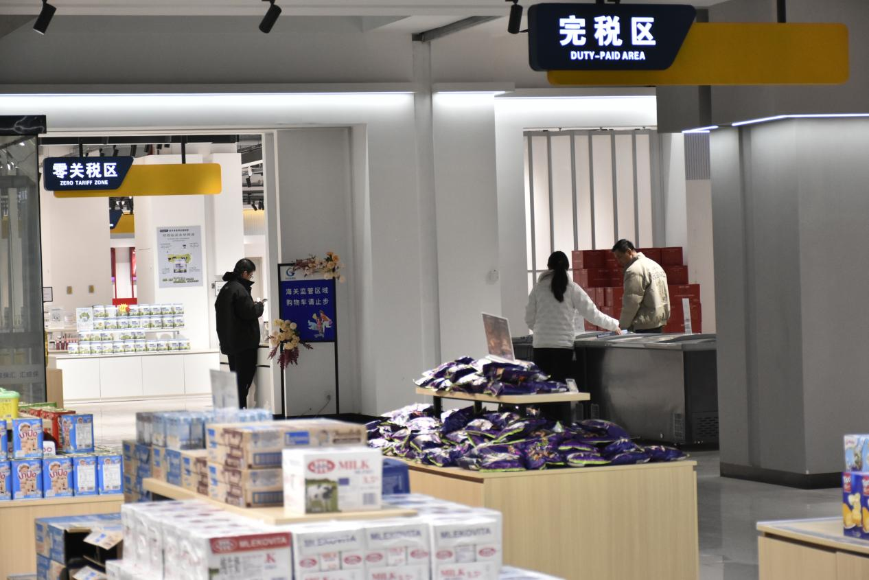 圖2：消費者在選購心儀商品。張欣苑 攝.png