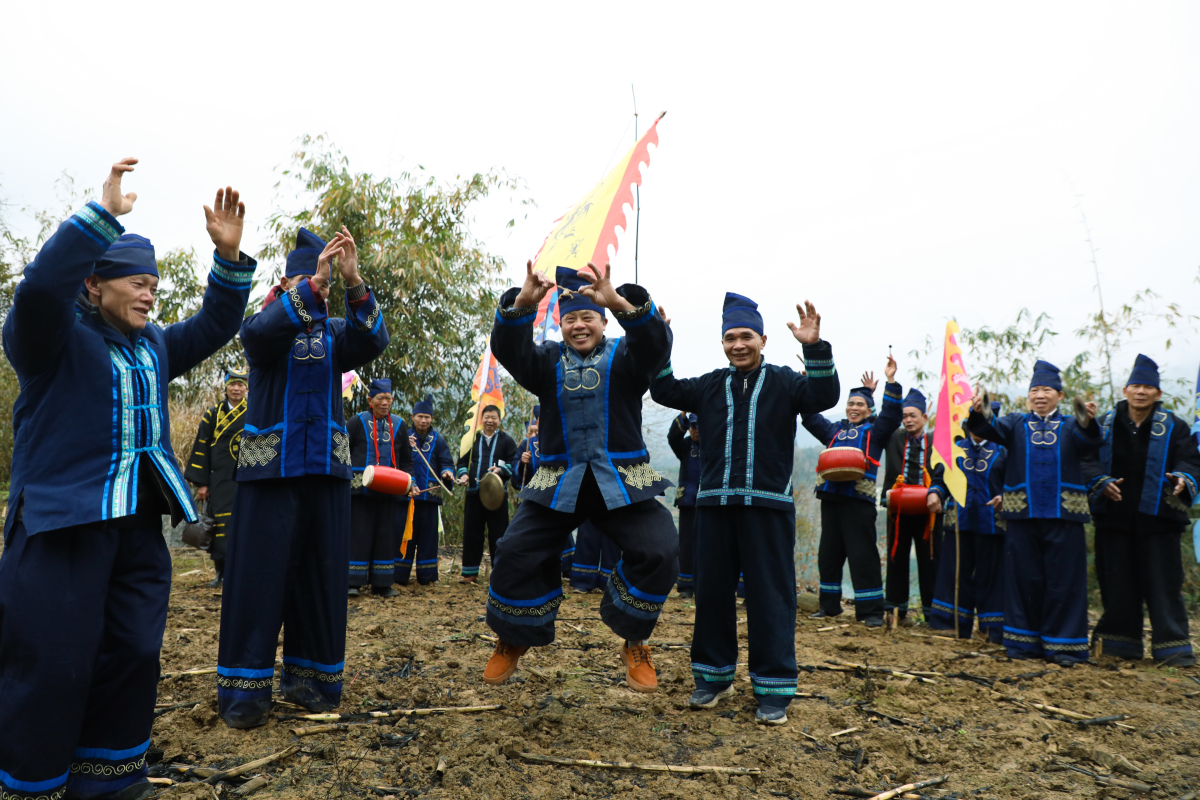 2、廣西東蘭縣隘洞鎮納樂村村民找到“螞拐” 梁素芳攝 (1).jpg