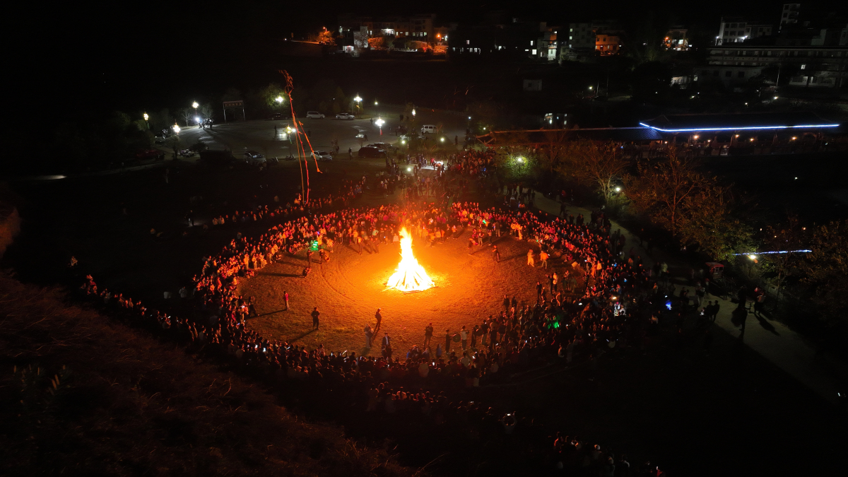 4、廣西東蘭縣巴疇鄉巴英村舉行篝火活動  東蘭縣融媒體中心供圖.JPG