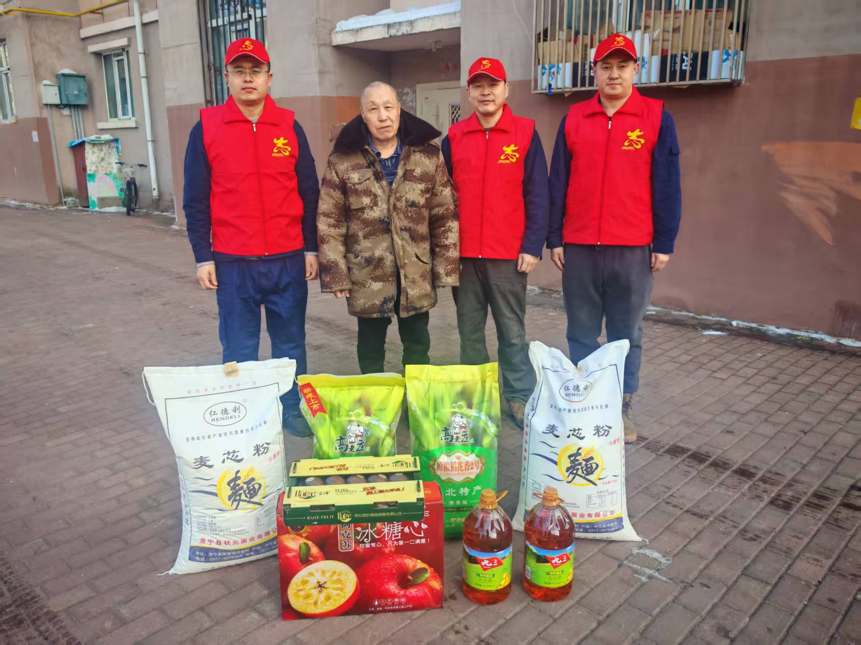 图 慰问王松年家庭.jpg