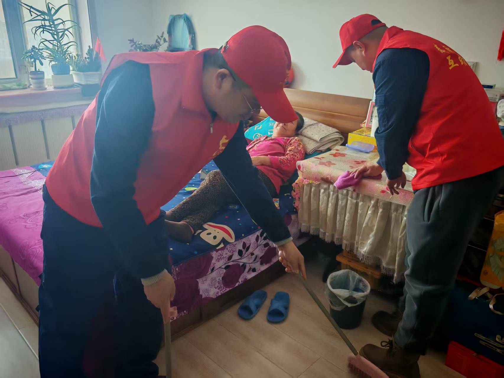 图 慰问王松年家庭 (2).jpg