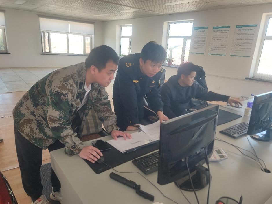 圖說2 ：工作照.png