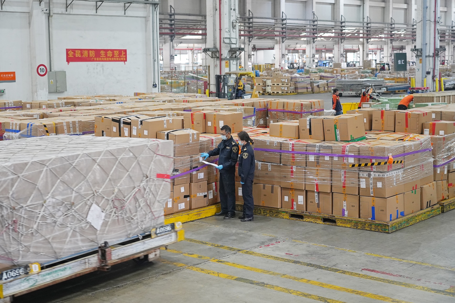 廣州海關所屬廣州白雲機場海關關員對進出口貨物開展巡倉監管.jpg