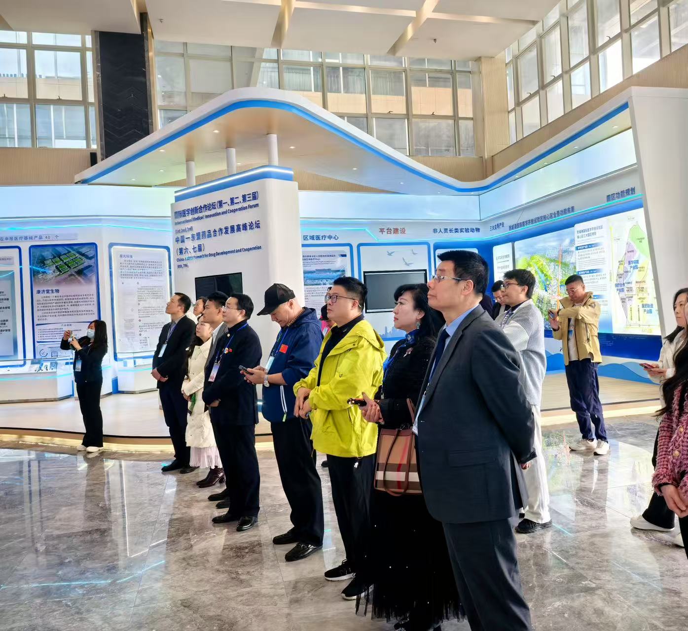 圖二、參觀考察防城港國際醫學試驗區賦能中心（歐德琳 攝）.jpg