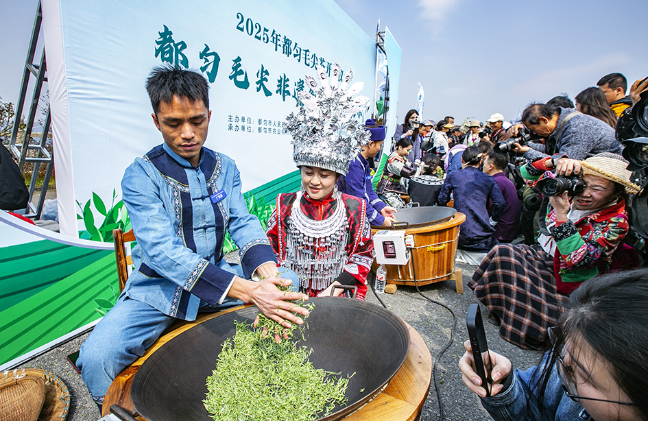 图4：现场炒茶  龙少 摄.jpg