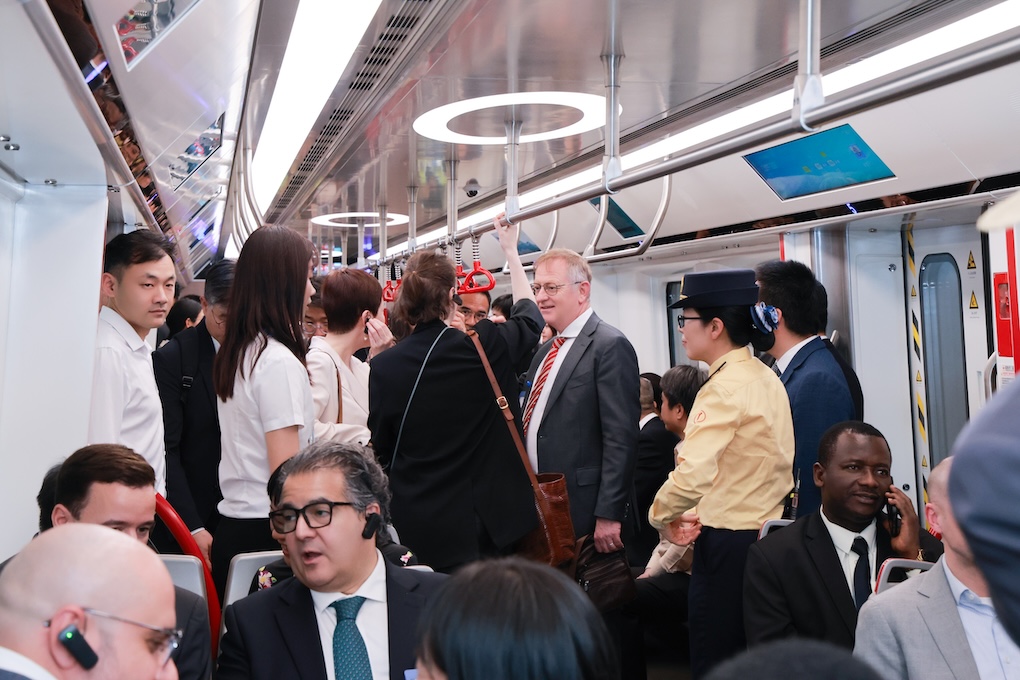 圖：外國駐穗領事官員及外國商會、企業代表體驗乘坐廣州地鐵18號線.jpg