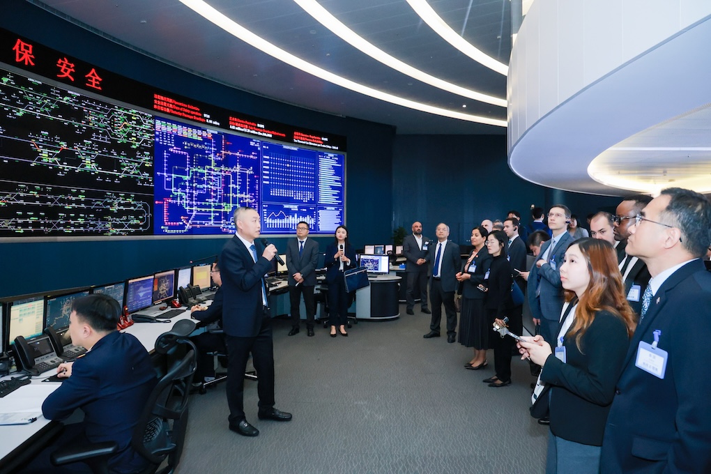 圖：外國駐穗領事官員及外國商會、企業代表聽取廣州地鐵線網運營指揮中心各功能模塊講解.jpg