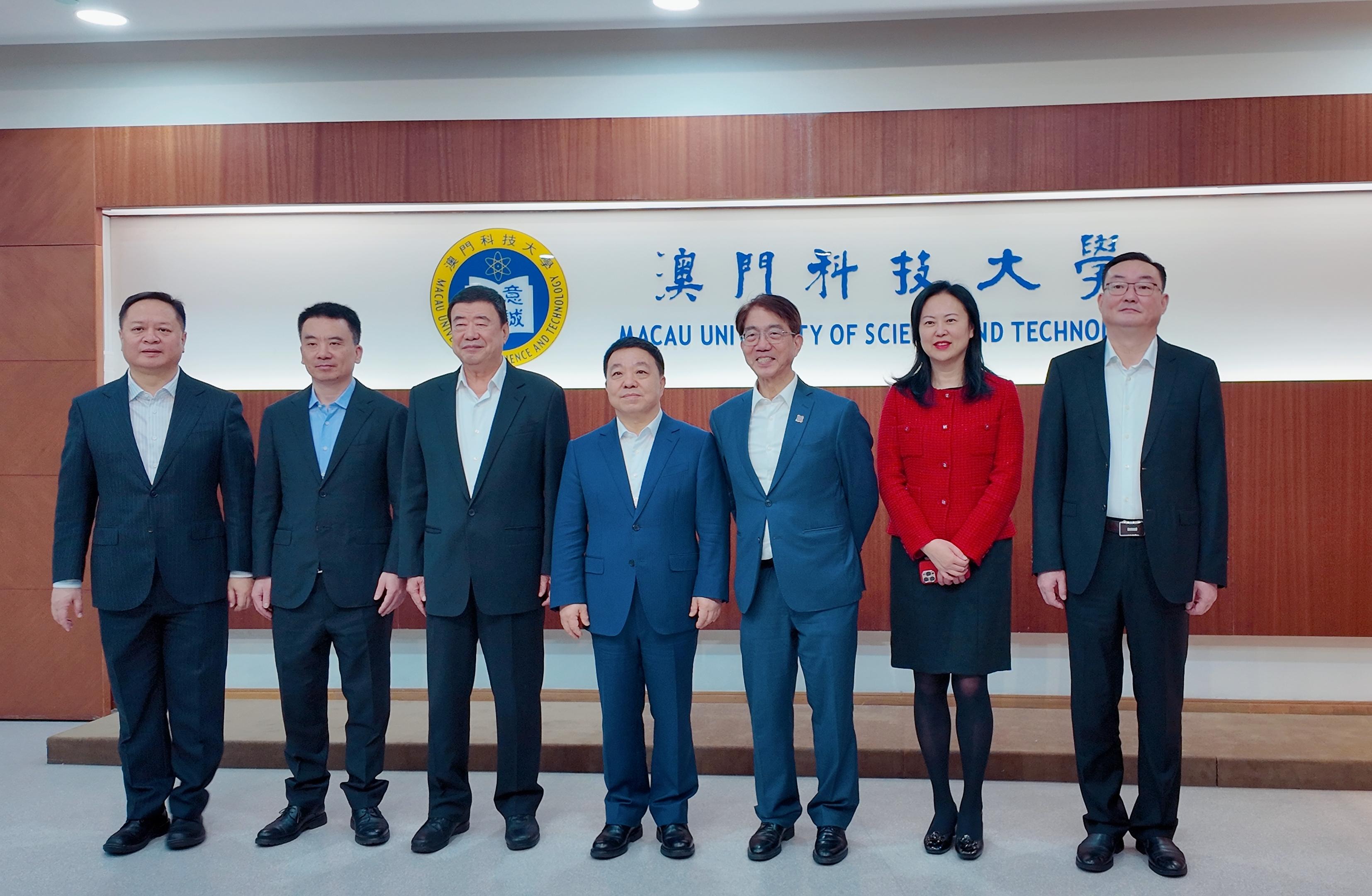 图1：与会嘉宾合影留念(1).jpg