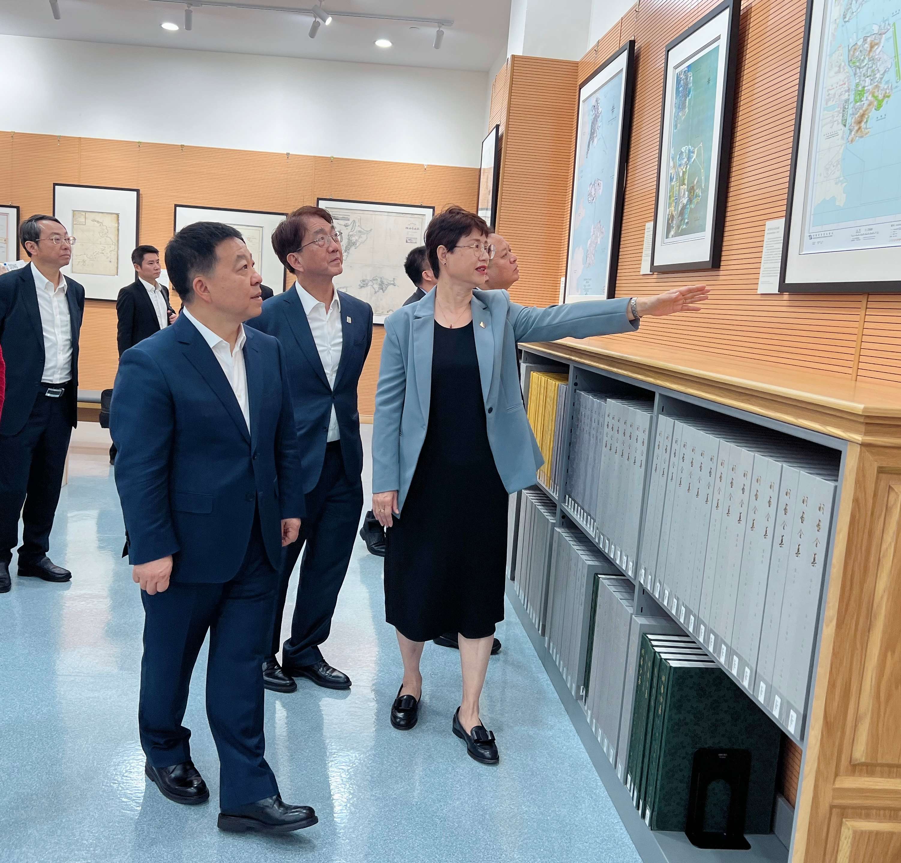 图4：江西省省长叶建春一行参观澳门科技大学图书馆(1).jpg