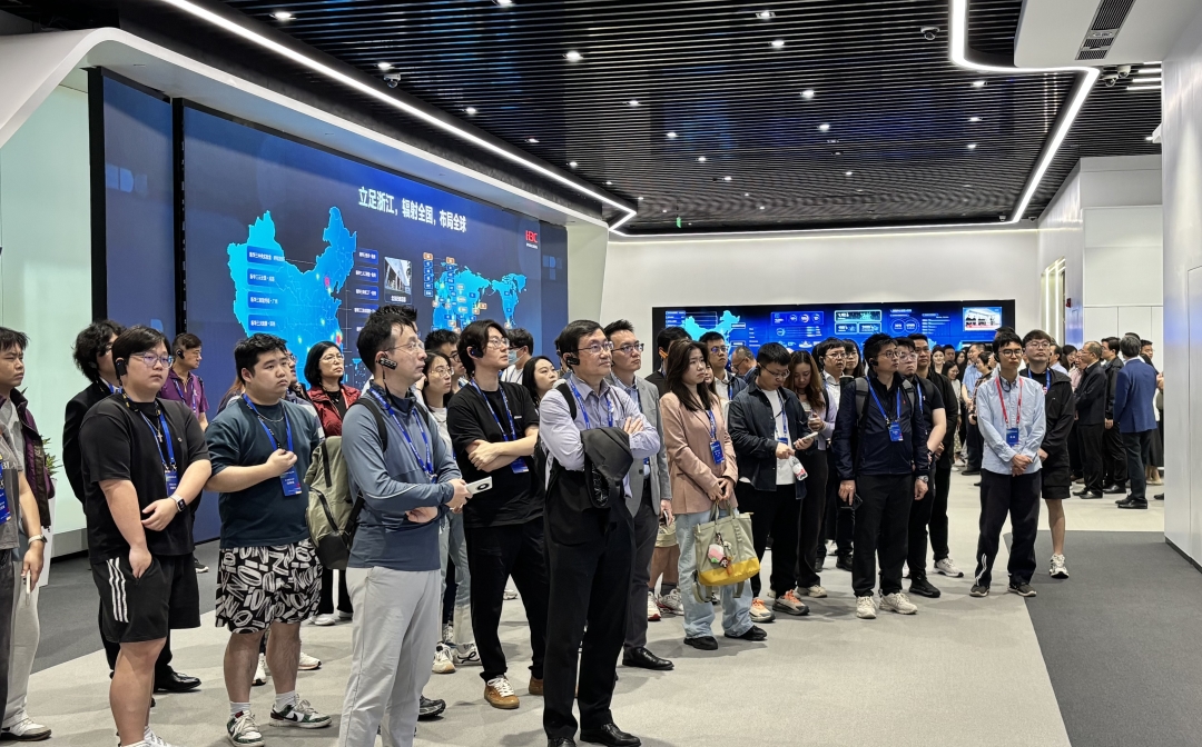 圖1圖說：港澳青年參訪杭州特色科創企業和平台.jpg