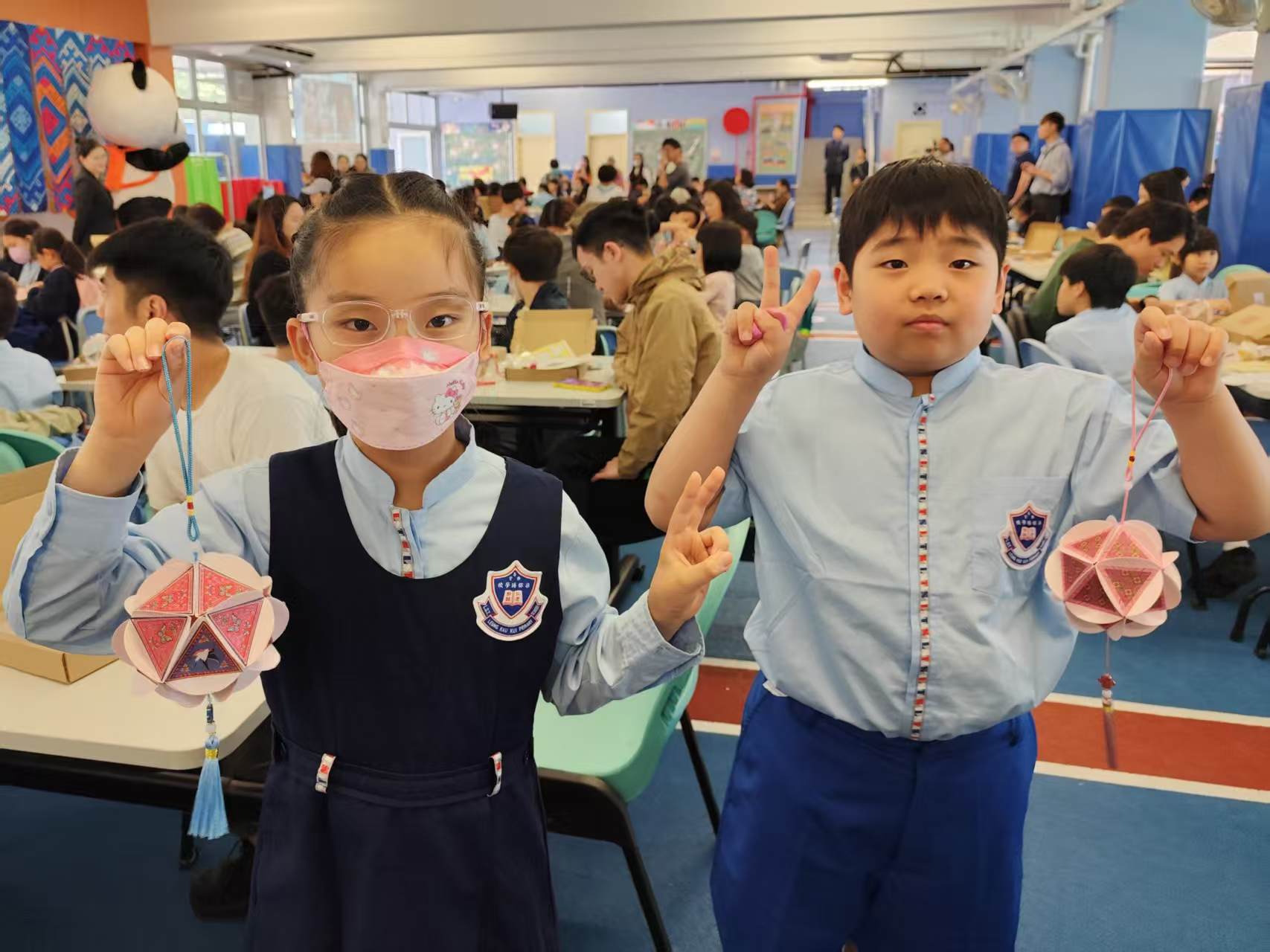 5、学生们亲自制作绣球(冯瀚文 摄).jpg