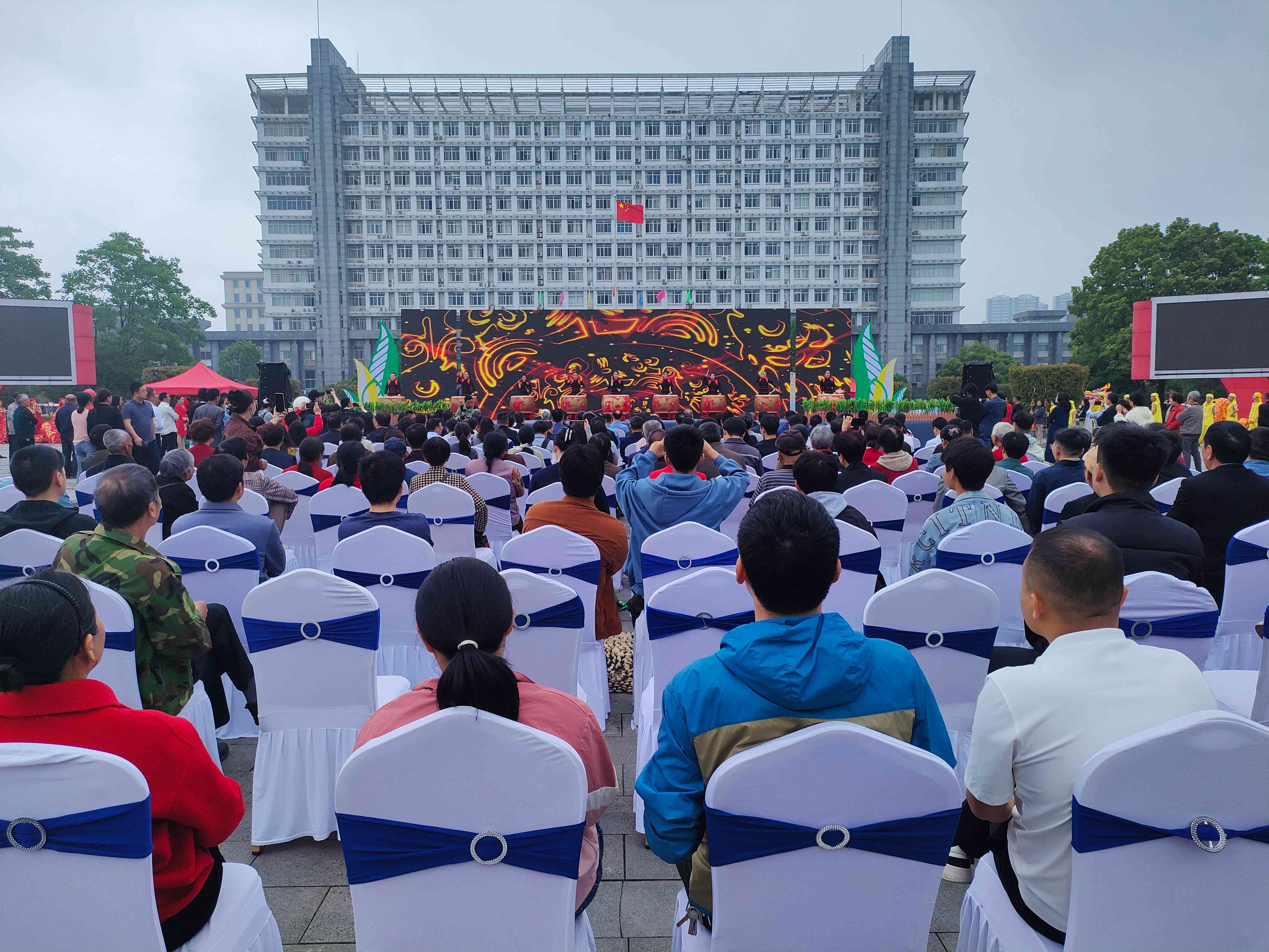 图2:开幕式现场的精彩表演(1).jpg