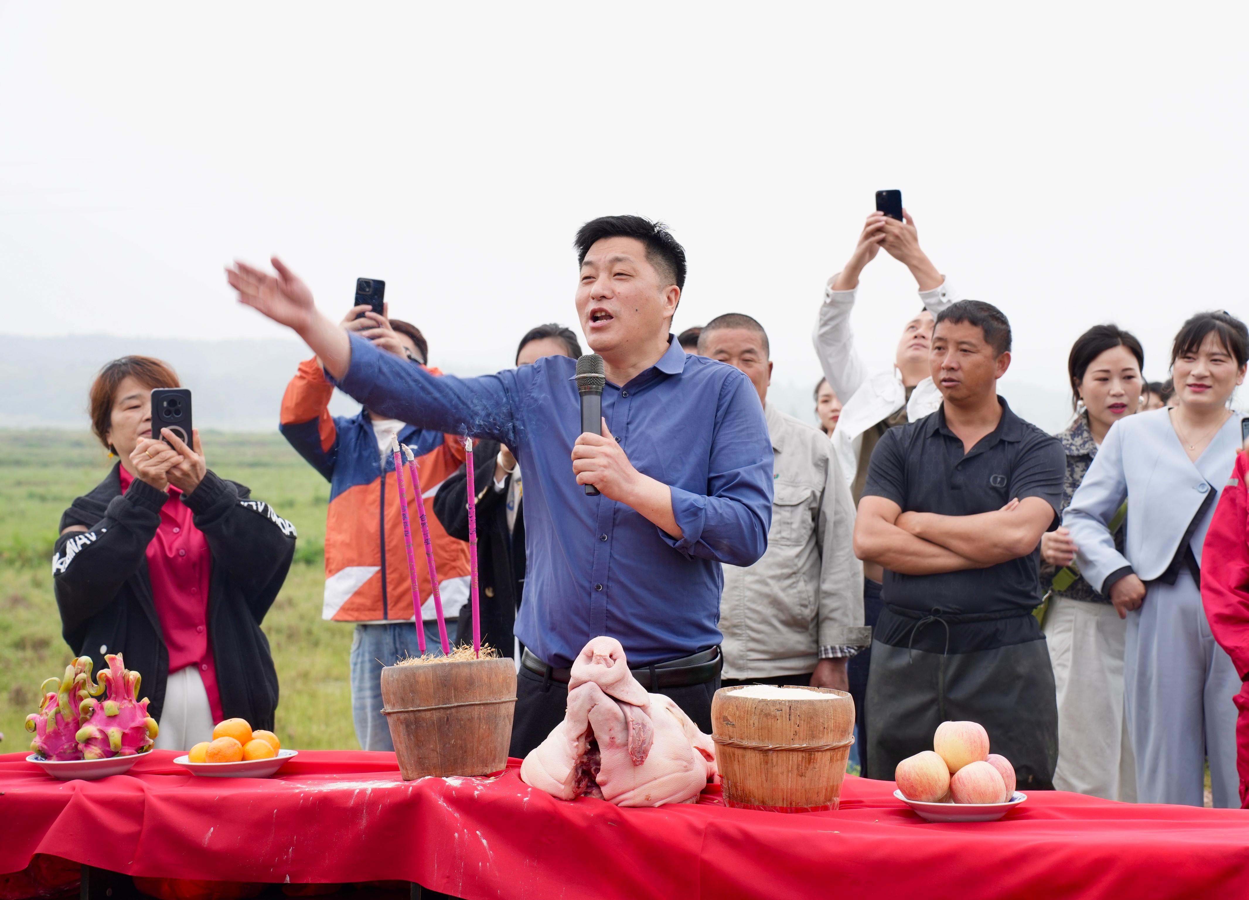 图1:举行“开秧门”祈福仪式(1).jpg