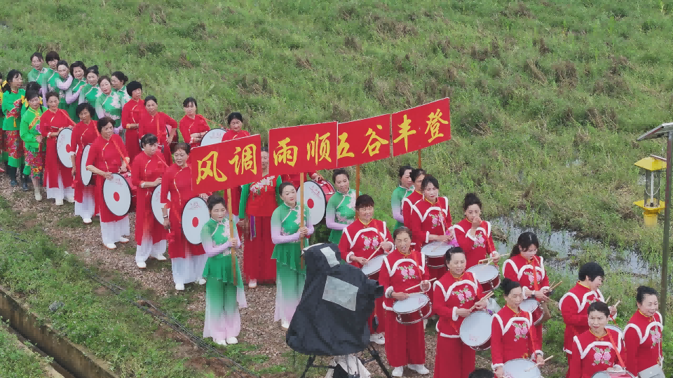 图2:“开秧门”活动中祈福队伍(1).png