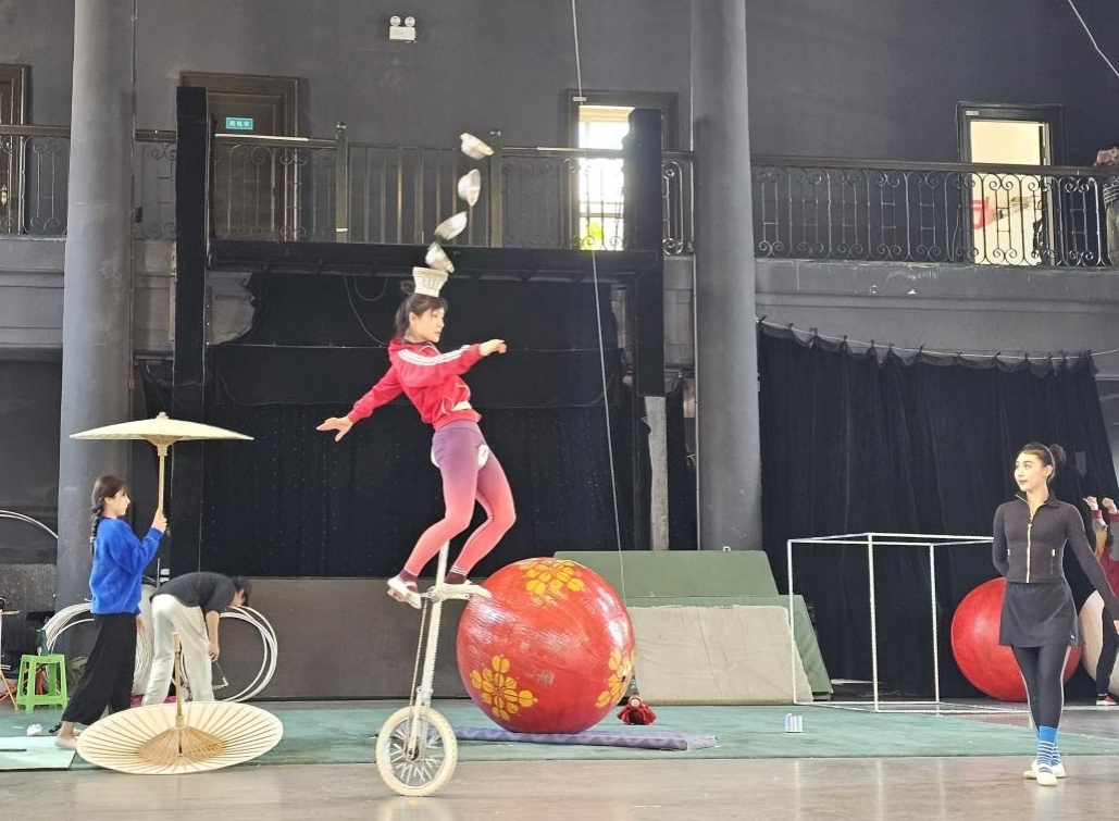 圖說一 國家一級演員高源“大球高車踢碗”，解構東方美學的動態方程式.jpg