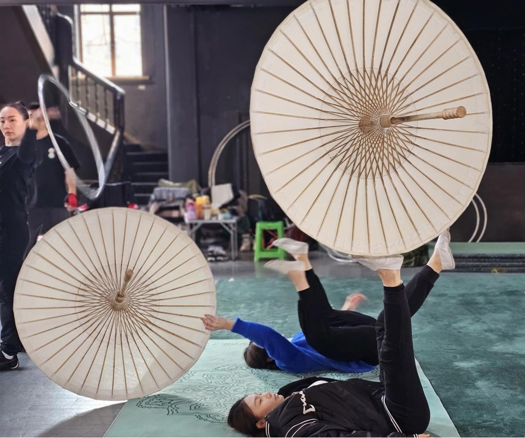 圖說二 「蹬傘」動作中，通過仰臥姿勢用腳尖控制傘的前後翻滾.jpg