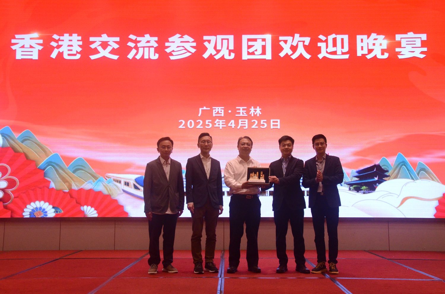 圖二、雙方互贈紀念禮物（陳泉宗  攝）.jpg