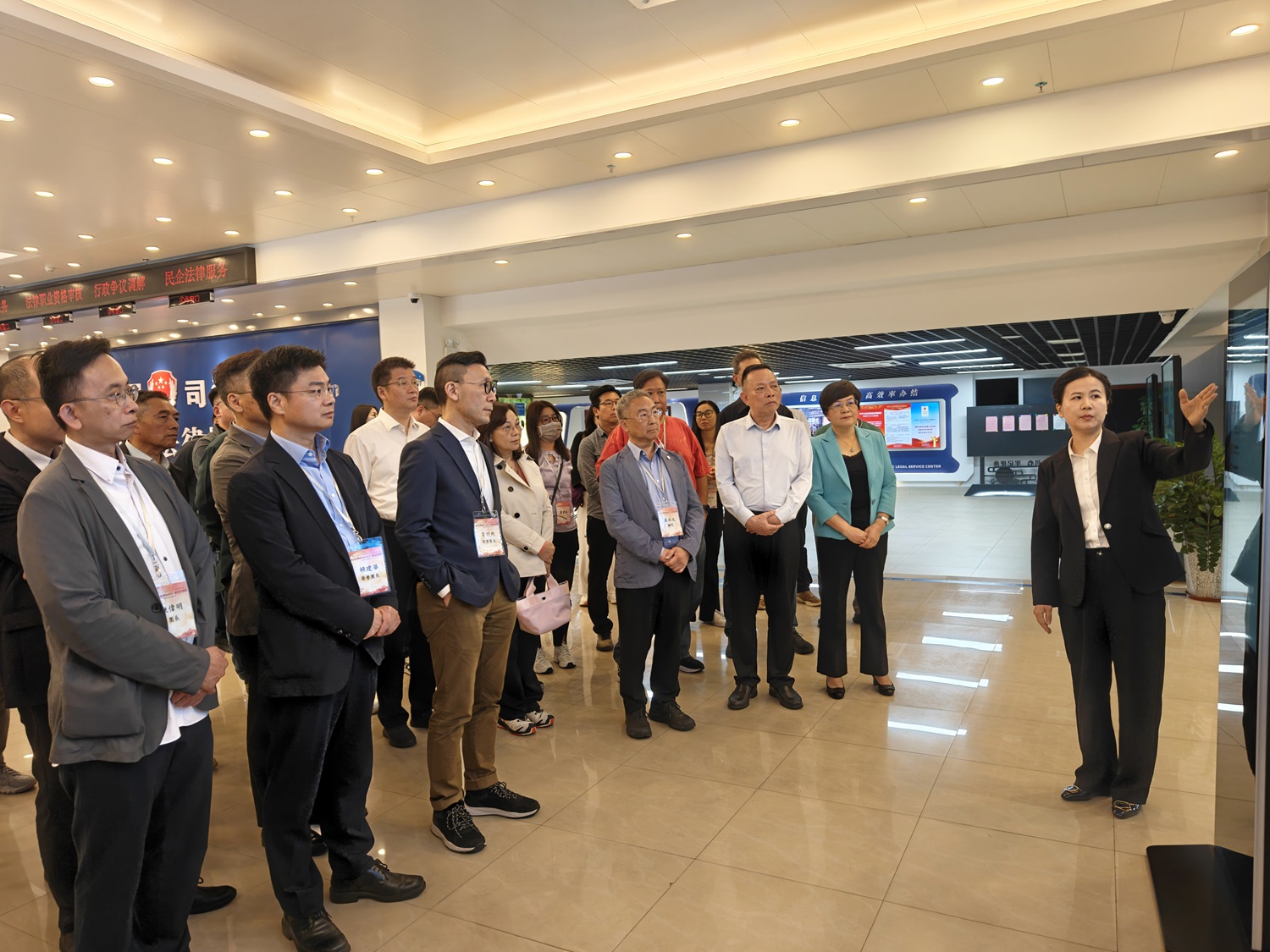 圖三、代表團參觀玉林市公共法律服務中心（陳泉宗 攝）.jpg