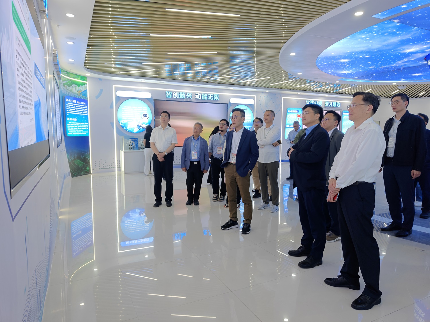 圖四、代表團在玉林市人工智能創新賦能中心了解玉林市的AI技術在多領域的應用（陳泉宗 攝）.jpg