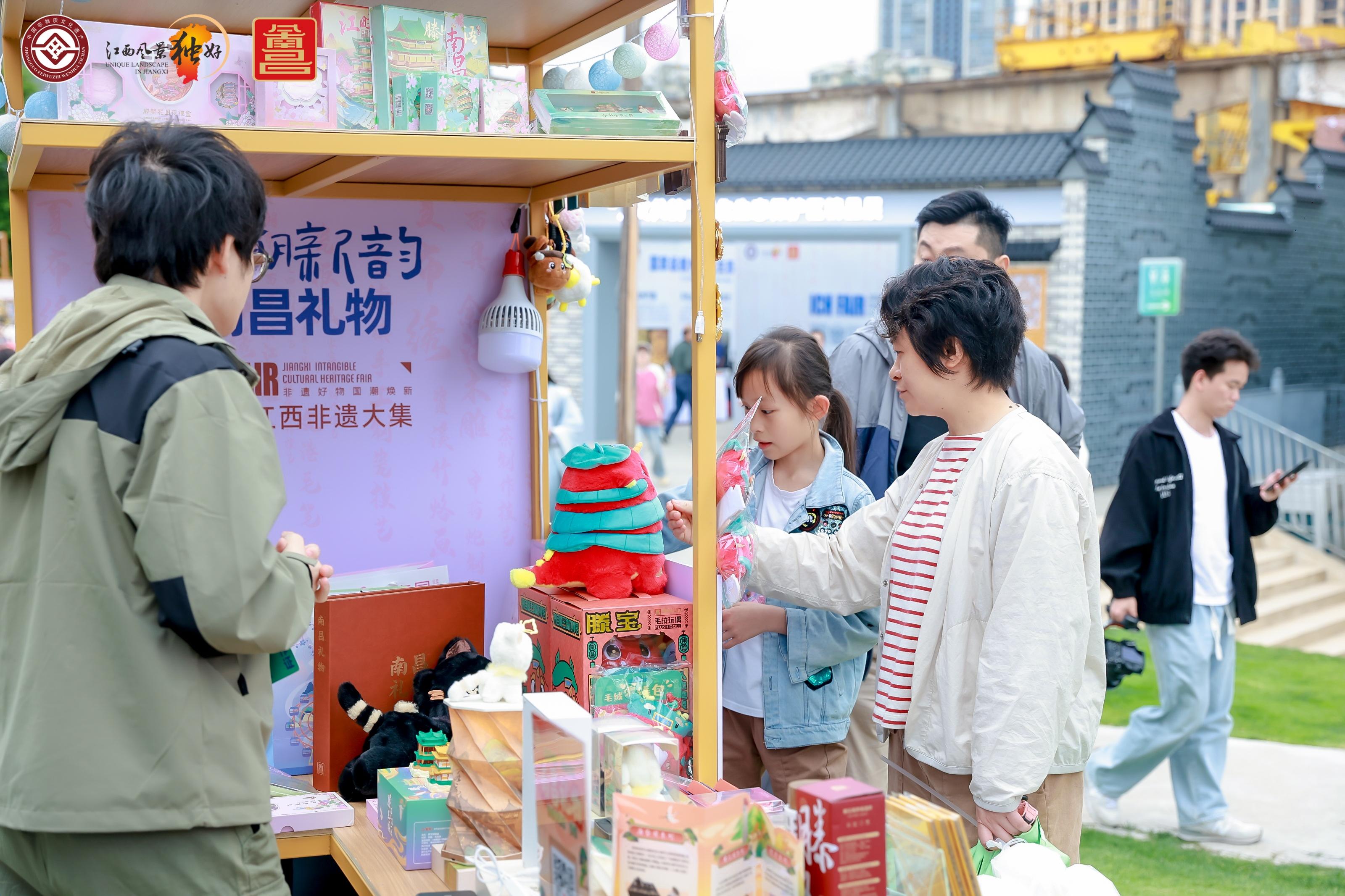 图2：非遗大集中的“南昌礼物”展摊(1).jpg