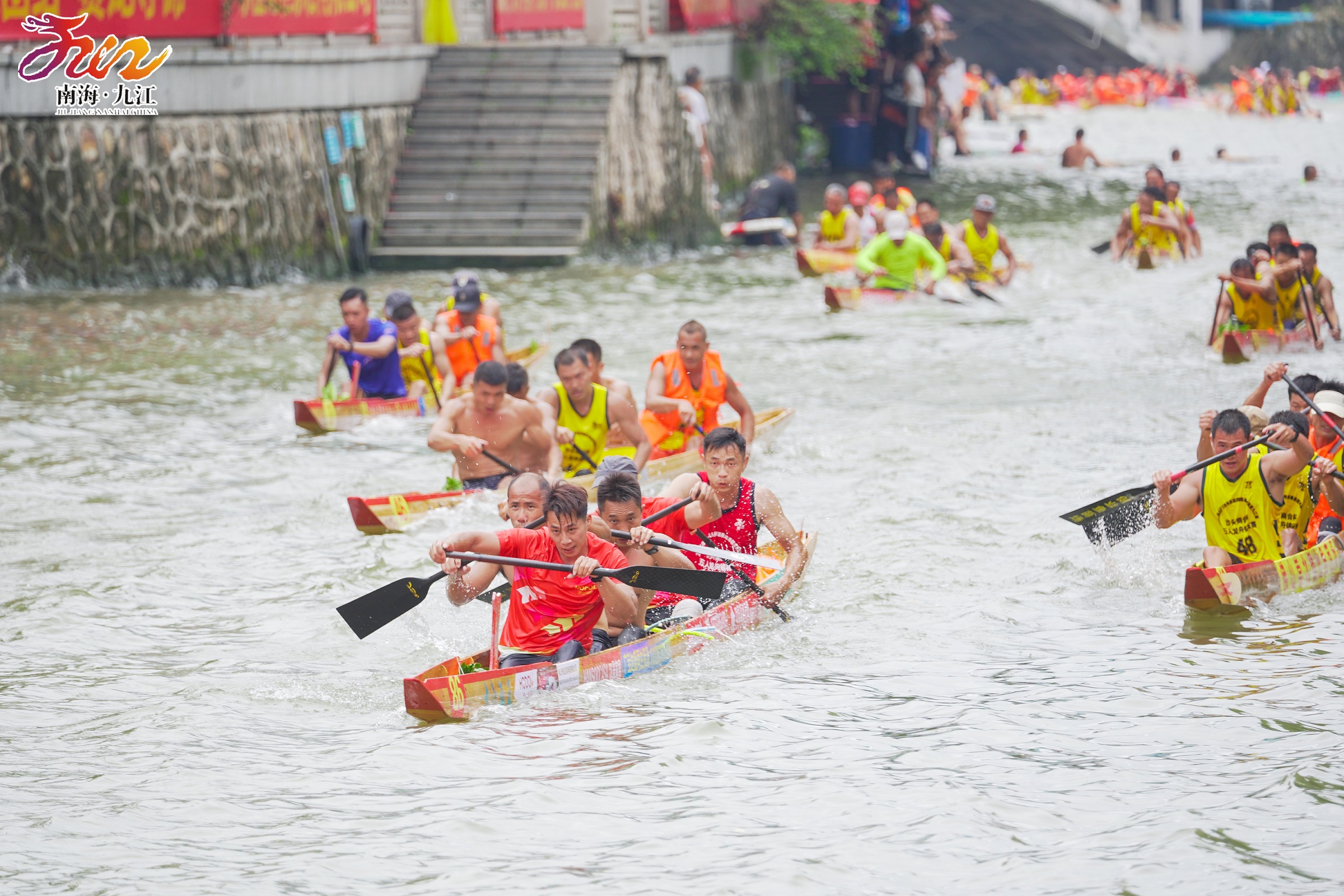 全國100 支龍舟隊伍在南海九江上演狂飆對決。.jpg