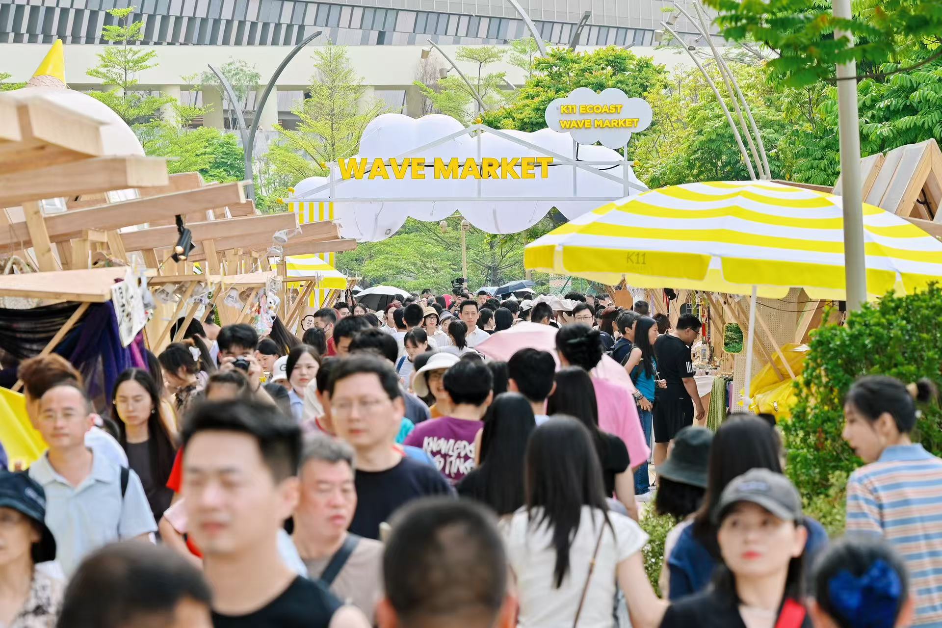 图2:五一假期首日,深圳文化新地标 K11 ECOAST 海滨文化艺术区迎来客流高峰jpg.jpg