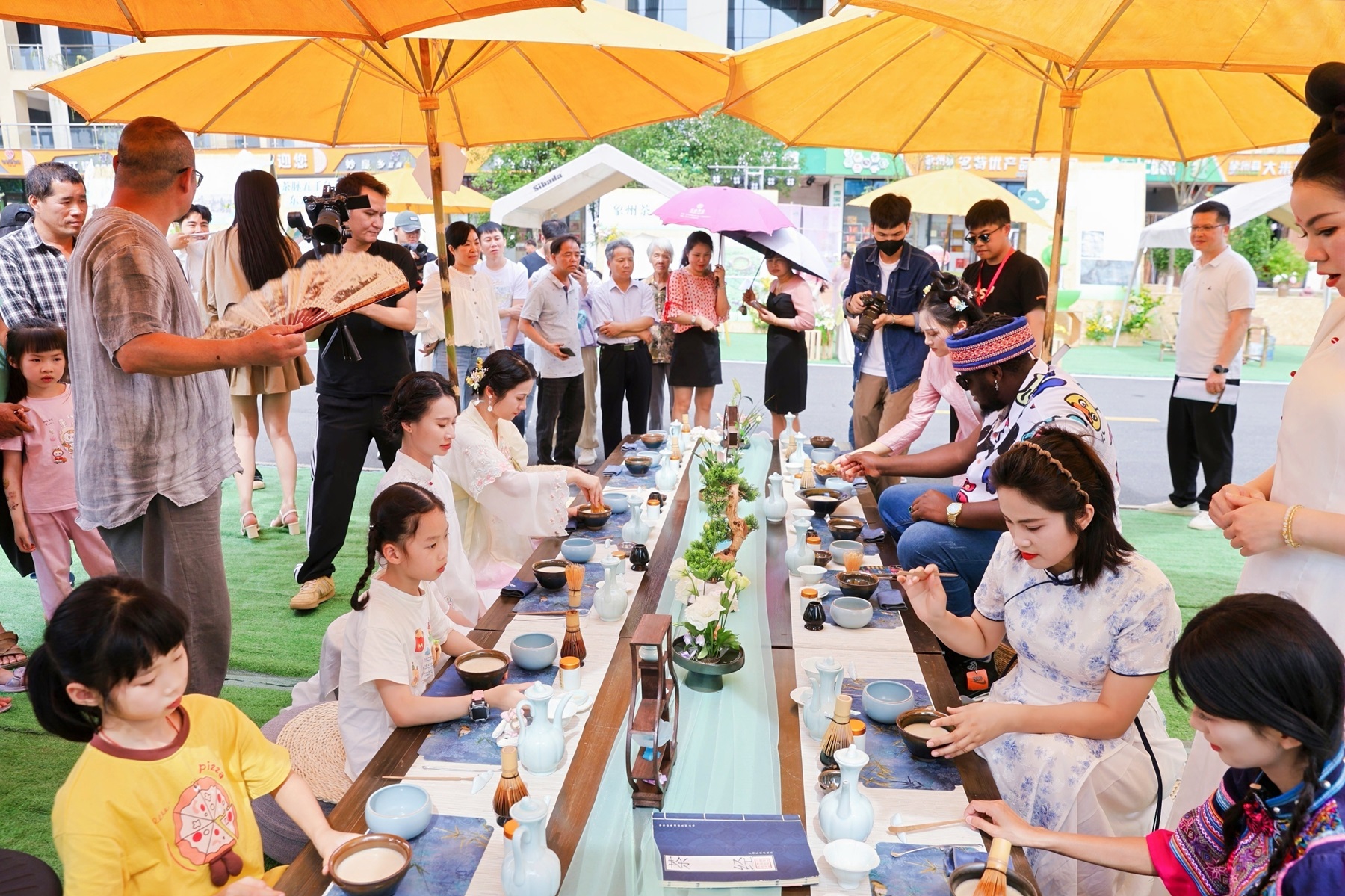 圖四、游客在象州茶肆活動中體驗宋代點茶.jpg