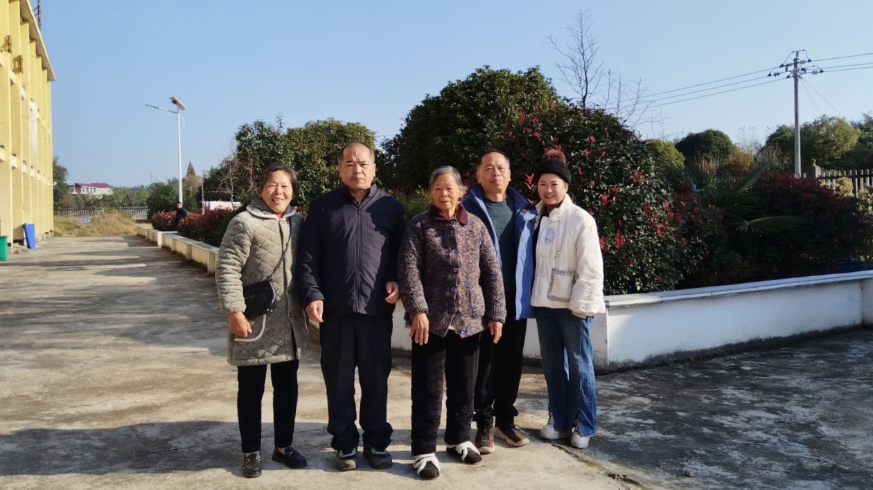 圖1：吳伯冰夫婦與老母親和家人在一起_副本.jpg