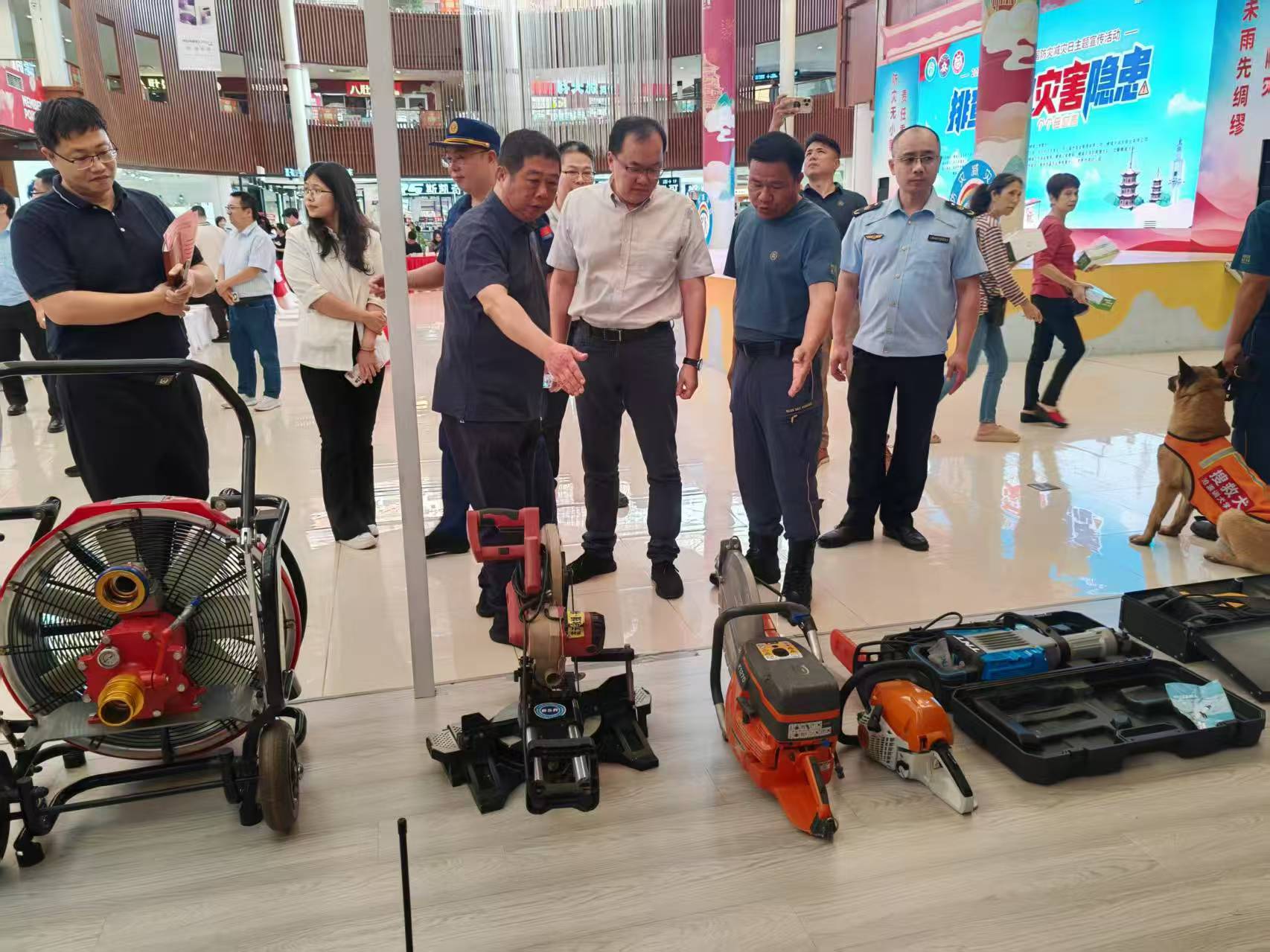 領導參觀裝備展示區.jpg