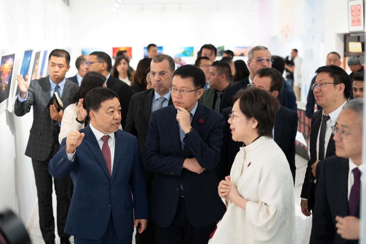 图3：与会嘉宾参观展区(1).jpg