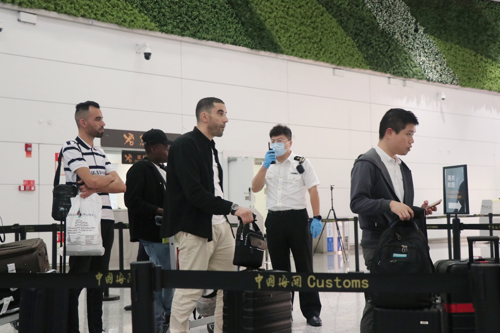 圖為：廣州白雲機場海關關員對進境旅客進行監管（關芸 攝）.jpg