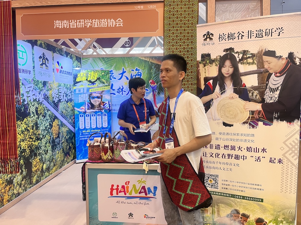 圖2：海南檳榔谷黎族非遺研學負責人在深圳文博會現場推介雨林非遺系列研學資源.jpg
