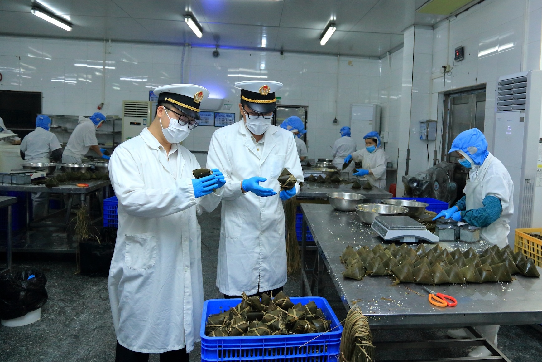 圖為：廣州海關所屬佛山海關關員對出口粽子進行監管.jpg